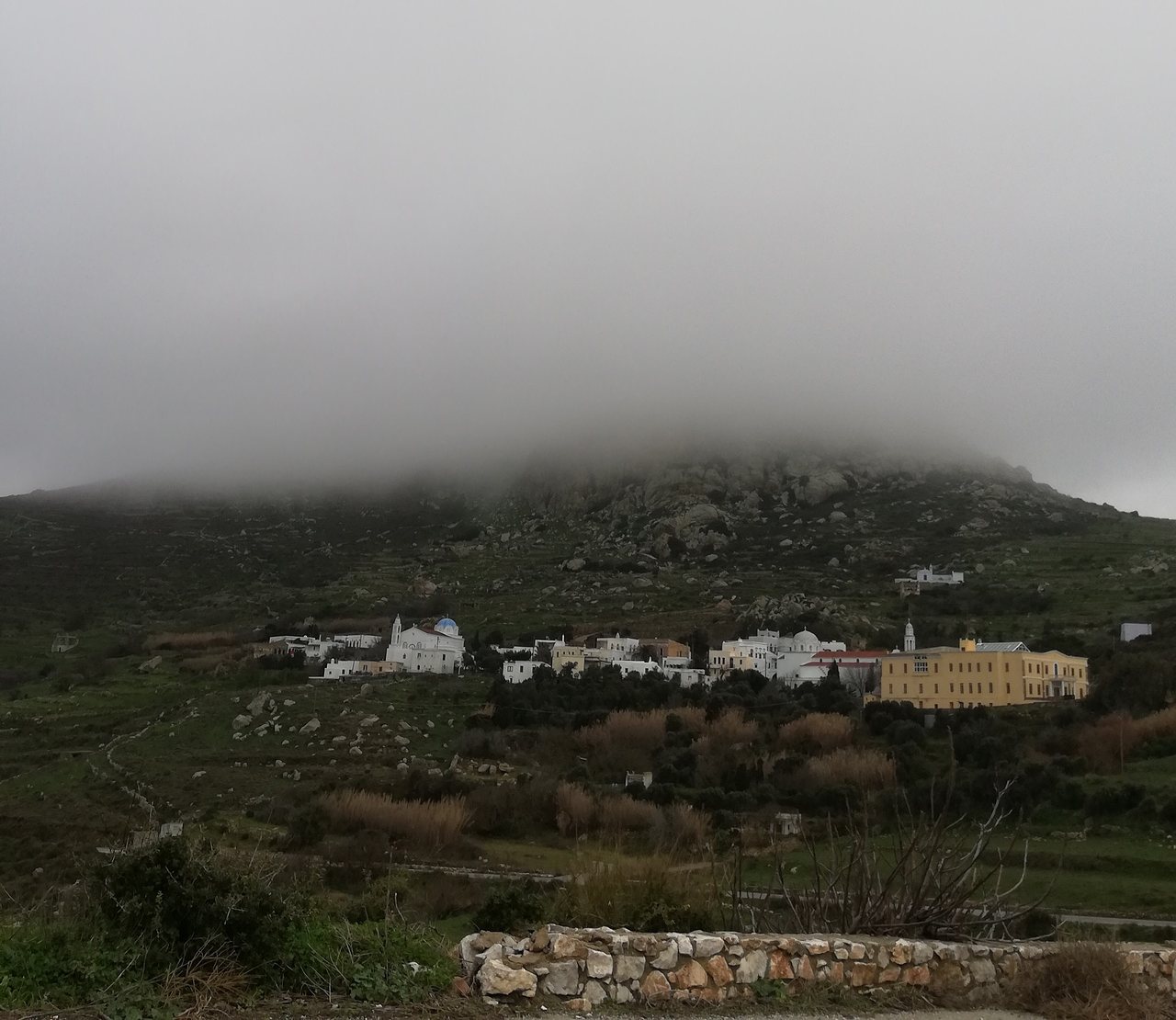 Σύννεφα πάνω από το Εξώμβουργο και χωριό της Τήνου