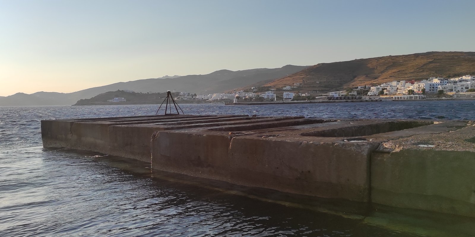 Το λιμάνι της Τήνου και η Χώρα στο απογευματινό φως, φωτογραφία αρχείου