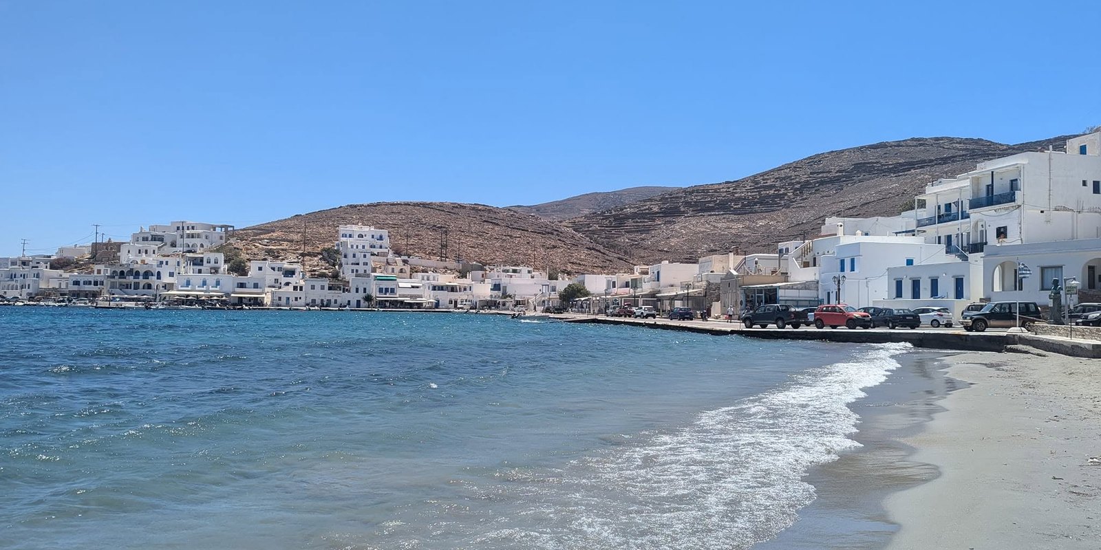Η παραλία του Πανόρμου στην Τήνο με ήρεμη θάλασσα