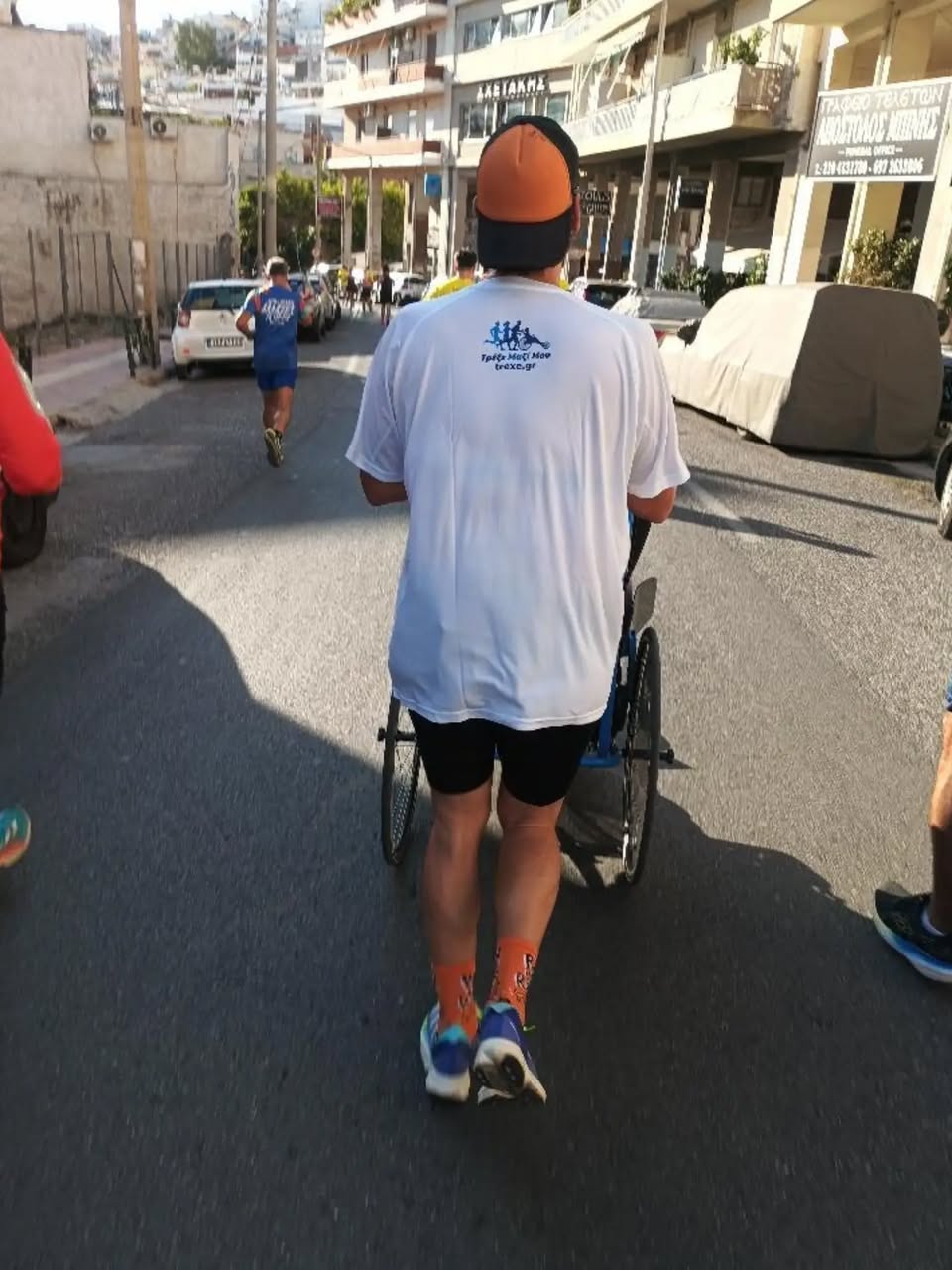 Ο Νίκος Καμολίνος τρέχει με την Αθανασία στην άσφαλτο