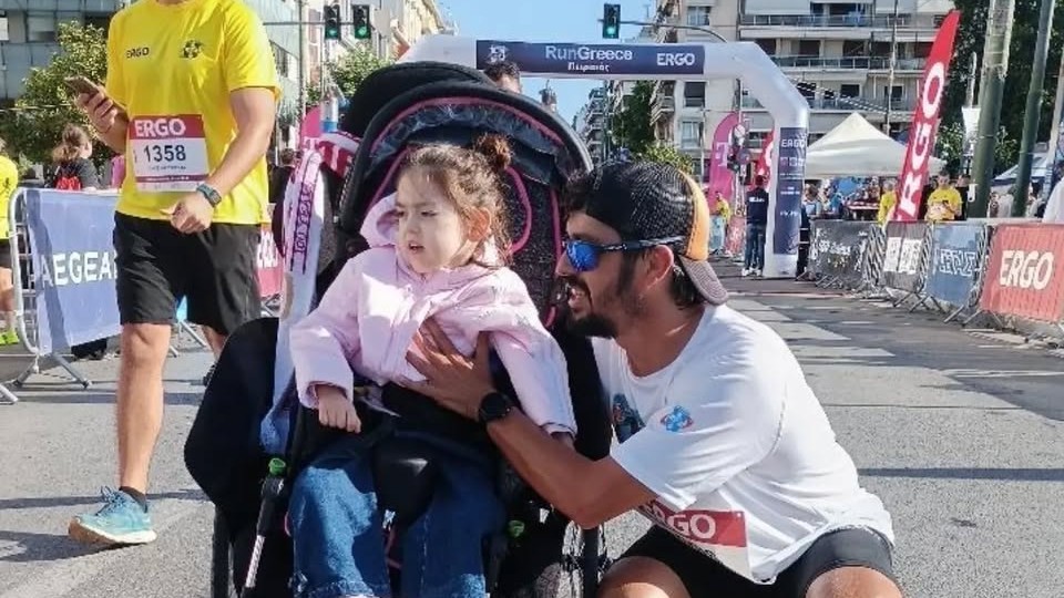 Ο Νίκος Καμολίνος με την Αθανασία λίγο πριν από την εκκίνηση αγώνα δρόμου