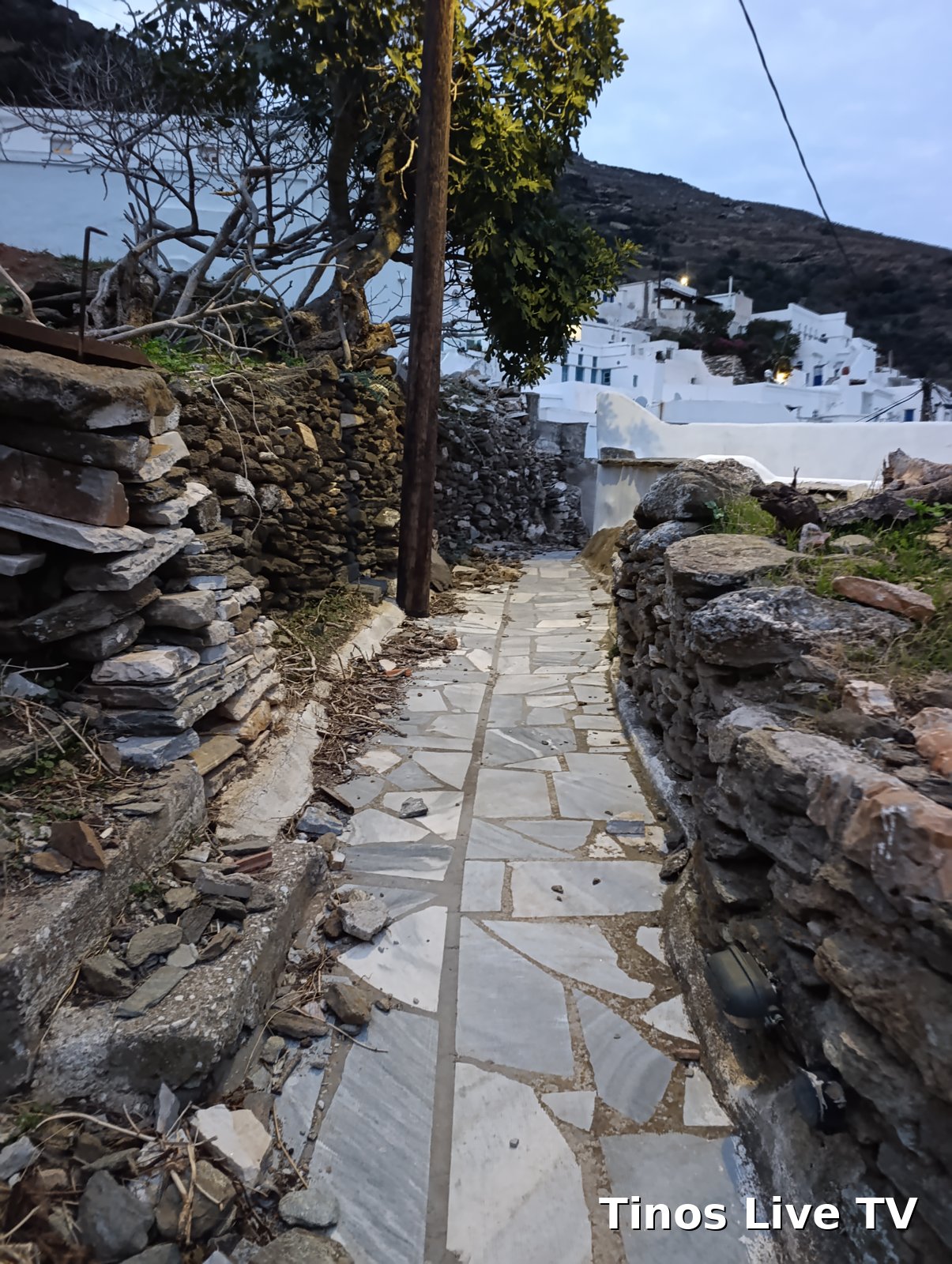 Καλντερίμι της Καρδιανής με πέτρες πεσμένες από τις ξερολιθιές