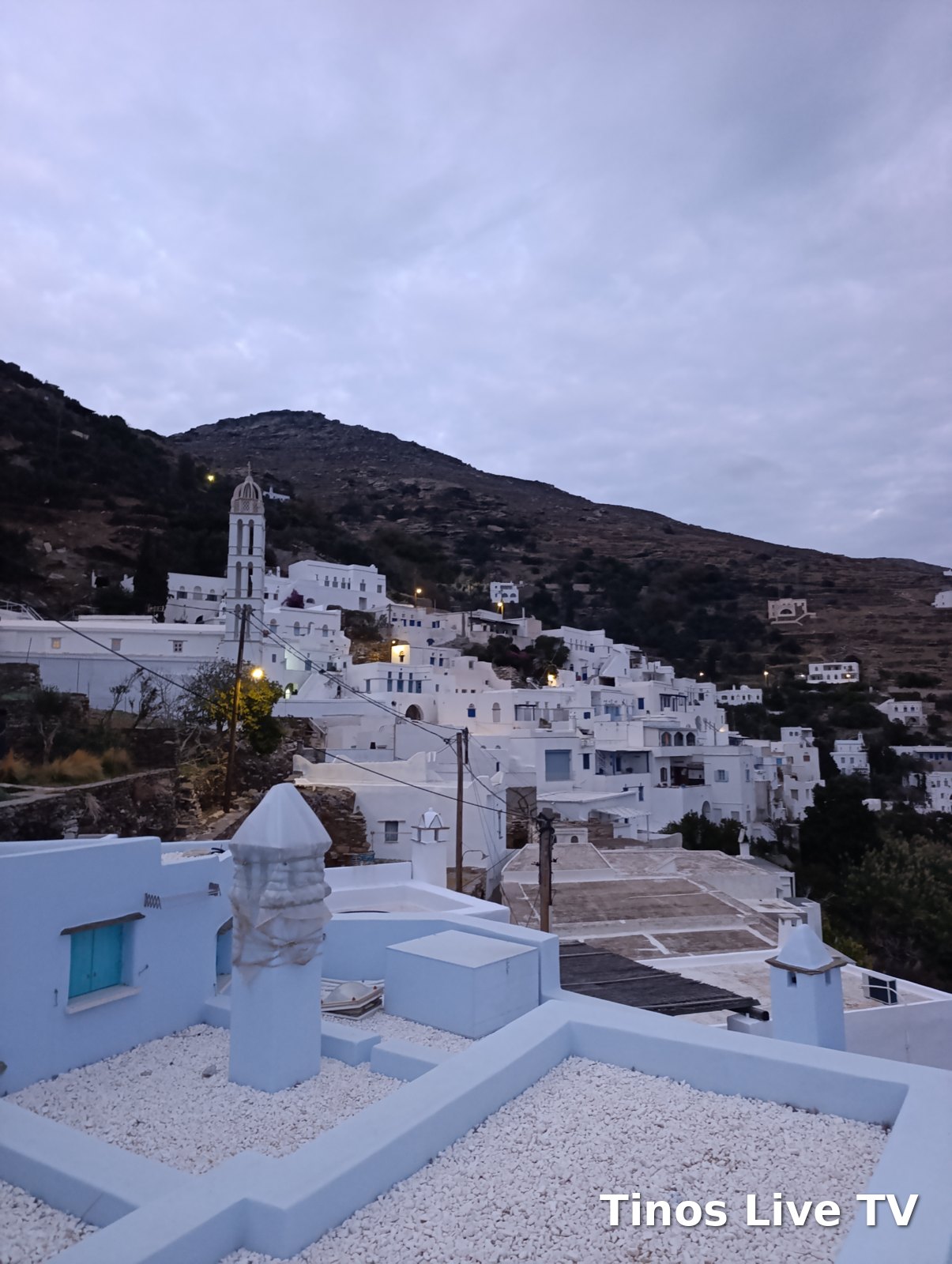 Η Καρδιανή με το καμπαναριό της στο σούρουπο