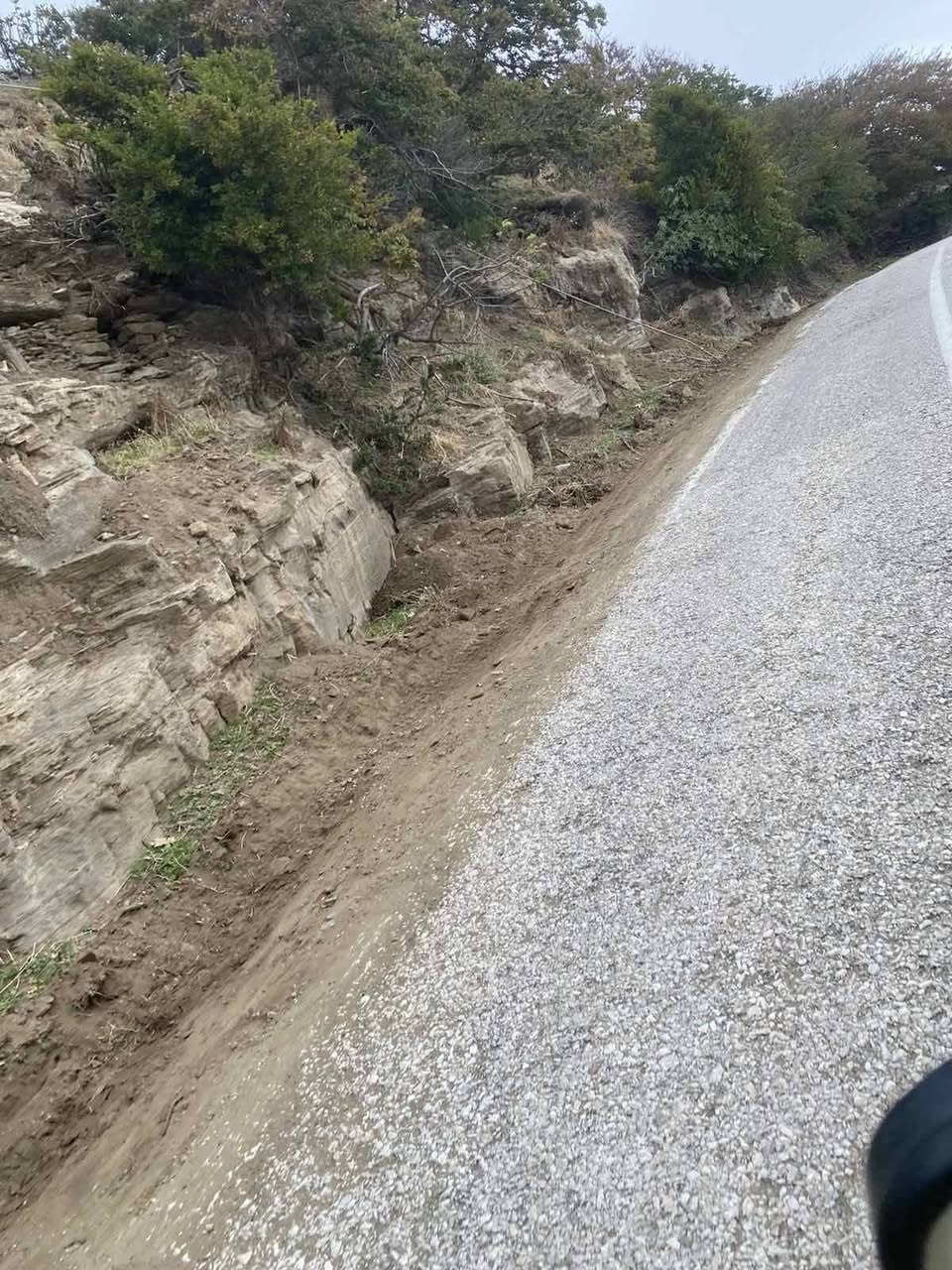 Χαντάκι που ανοίχτηκε ανάμεσα στο πρανές και τον επαρχιακό δρόμο στην Καρδιανή Τήνου