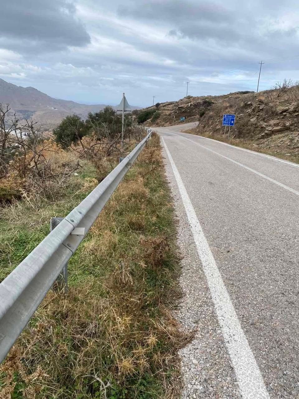 Ξερόχορτα στο πρανές δίπλα στο στηθαίο ασφαλείας, σε στροφή του επαρχιακού δρόμου προς Υστέρνια και Πύργο στην Τήνο