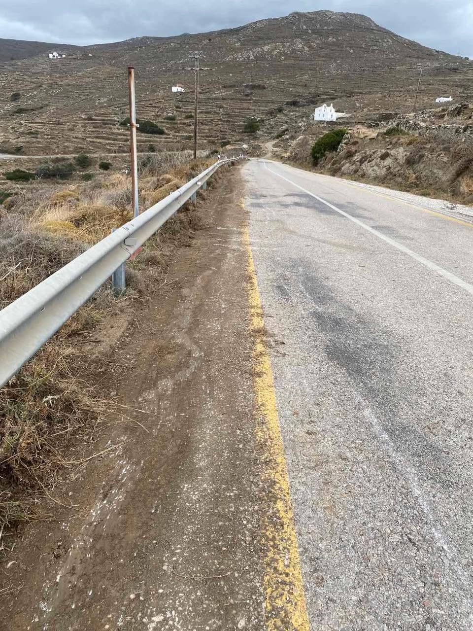 Καθαρισμένο έρεισμα δίπλα στο στηθαίο ασφαλείας στον επαρχιακό δρόμο της Τήνου