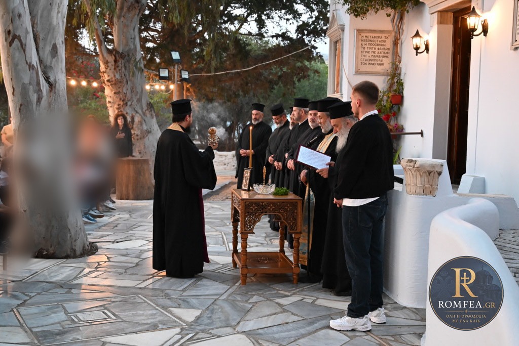 Η ακολουθία του Αγιασμού στην αυλή της Αγίας Παρασκευής
