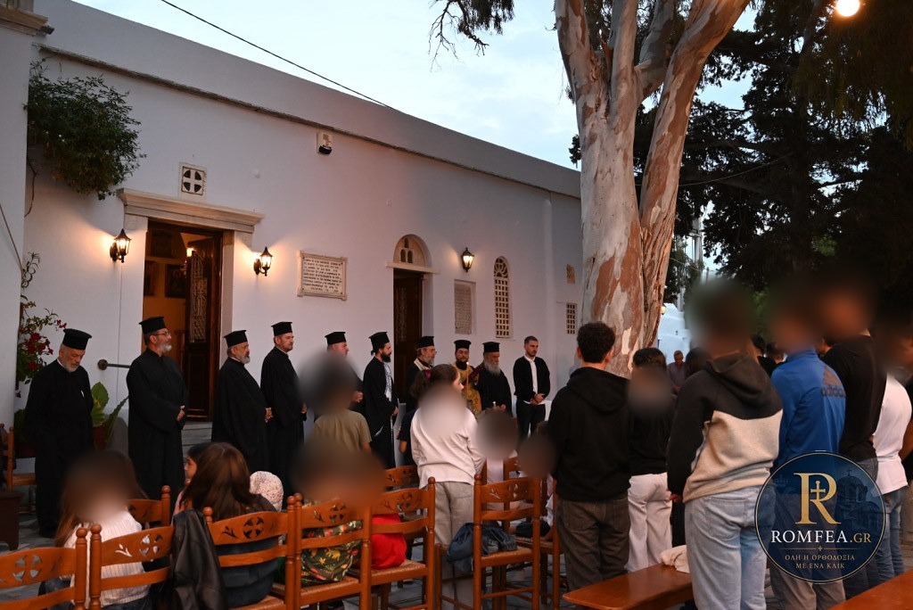 Παιδιά και γονείς, από πίσω, παρακολουθούν τον Αγιασμό