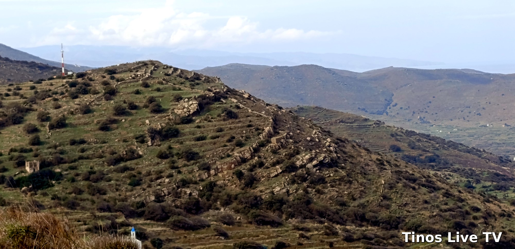 Η ράχη με τη νέα κεραία από την πλευρά της Ξυνάρας