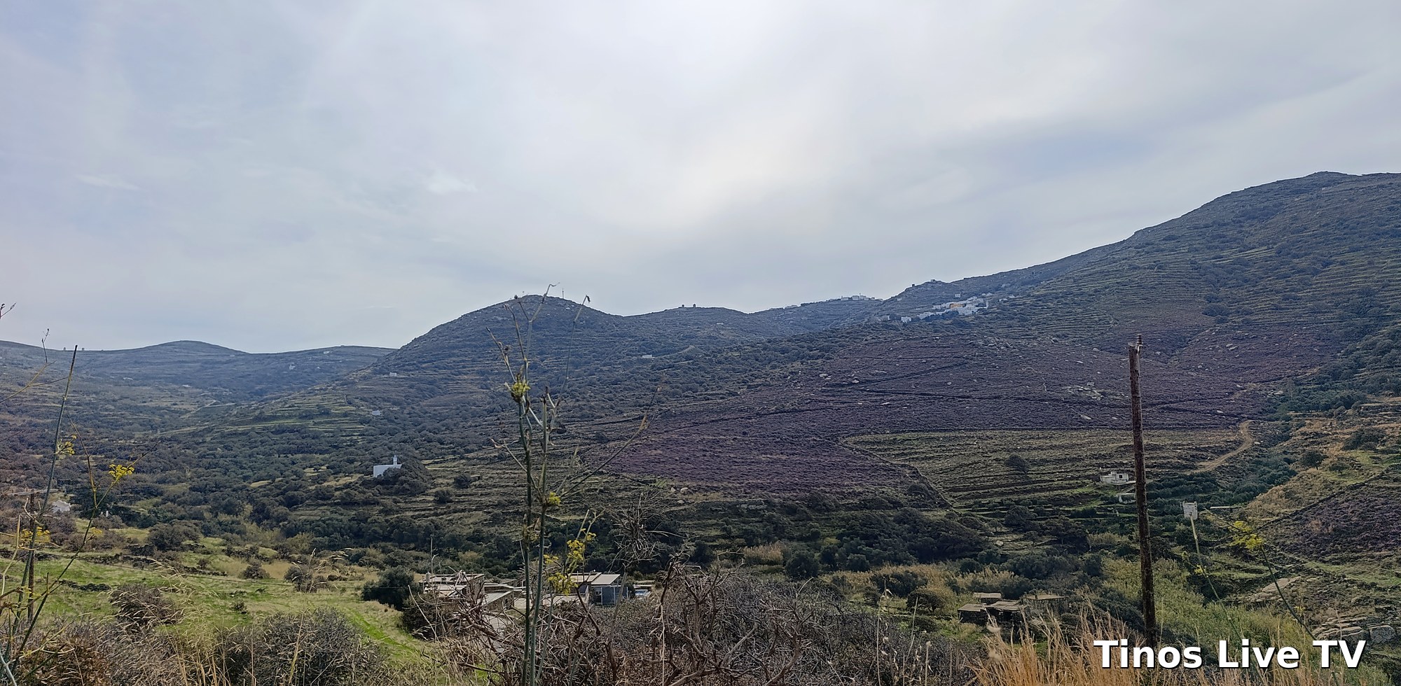 Η κοιλάδα κάτω από τον Κάμπο με τον λόφο της κεραίας