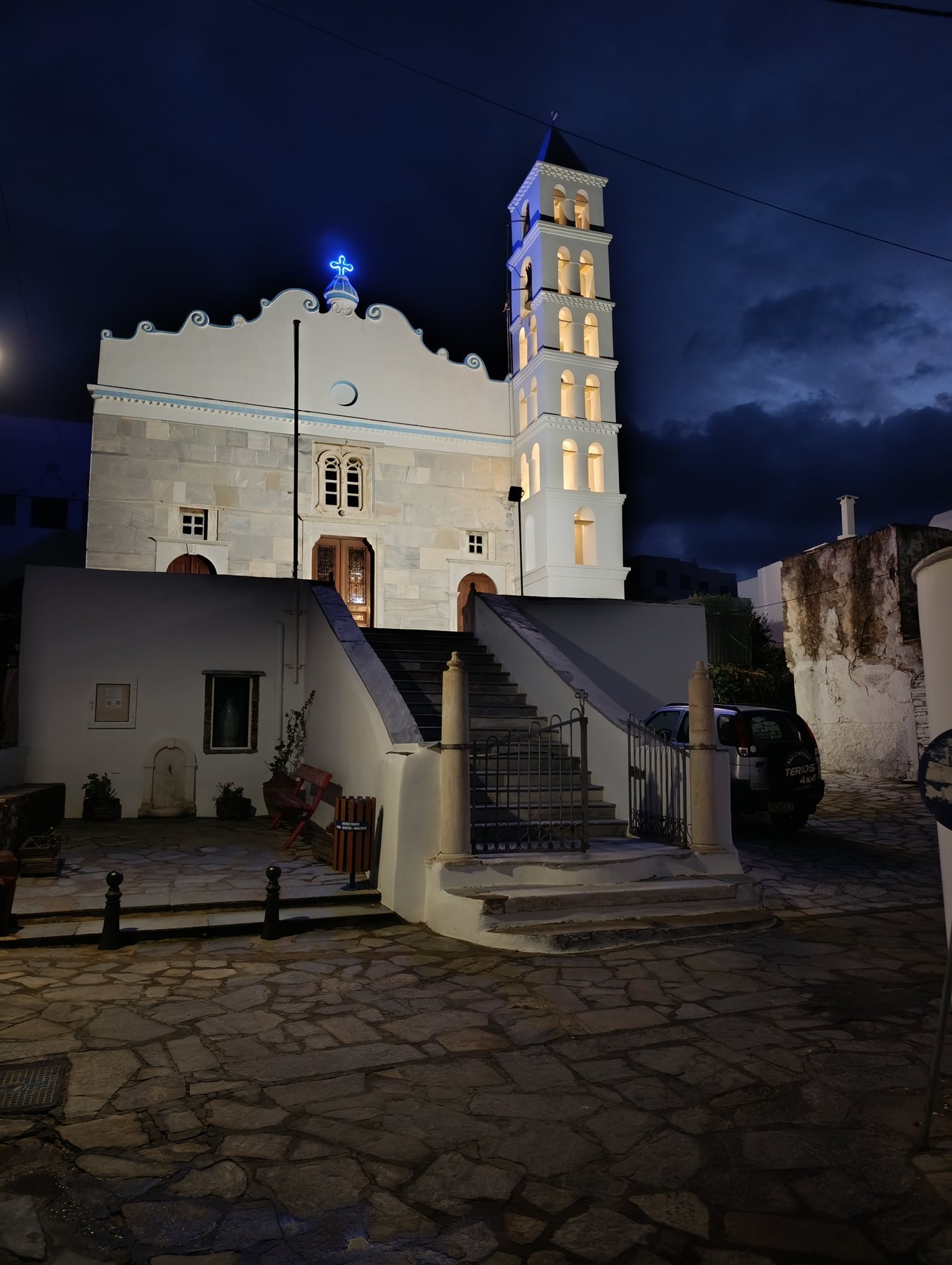 Ο καθολικός ναός του Αγιότατου Ονόματος της Παναγίας στην Κάτω Κώμη, με το φωτισμένο καμπαναριό