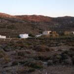 Ένα από τα πιο γραφικά εγκαταλελειμμένα χωριά της Τήνου ξαναζωντανεύει: ο Άγιος Φραγκίσκος γιορτάζει στον Κόρις Πύργο τη Δευτέρα