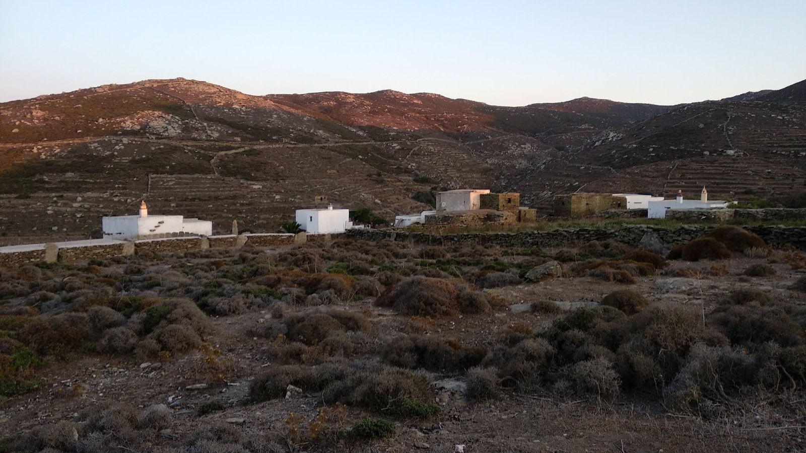 Ο Κόρις Πύργος στην Τήνο: λευκά εκκλησάκια με καμπαναριά και πέτρινα σπίτια ανάμεσα σε αναβαθμίδες