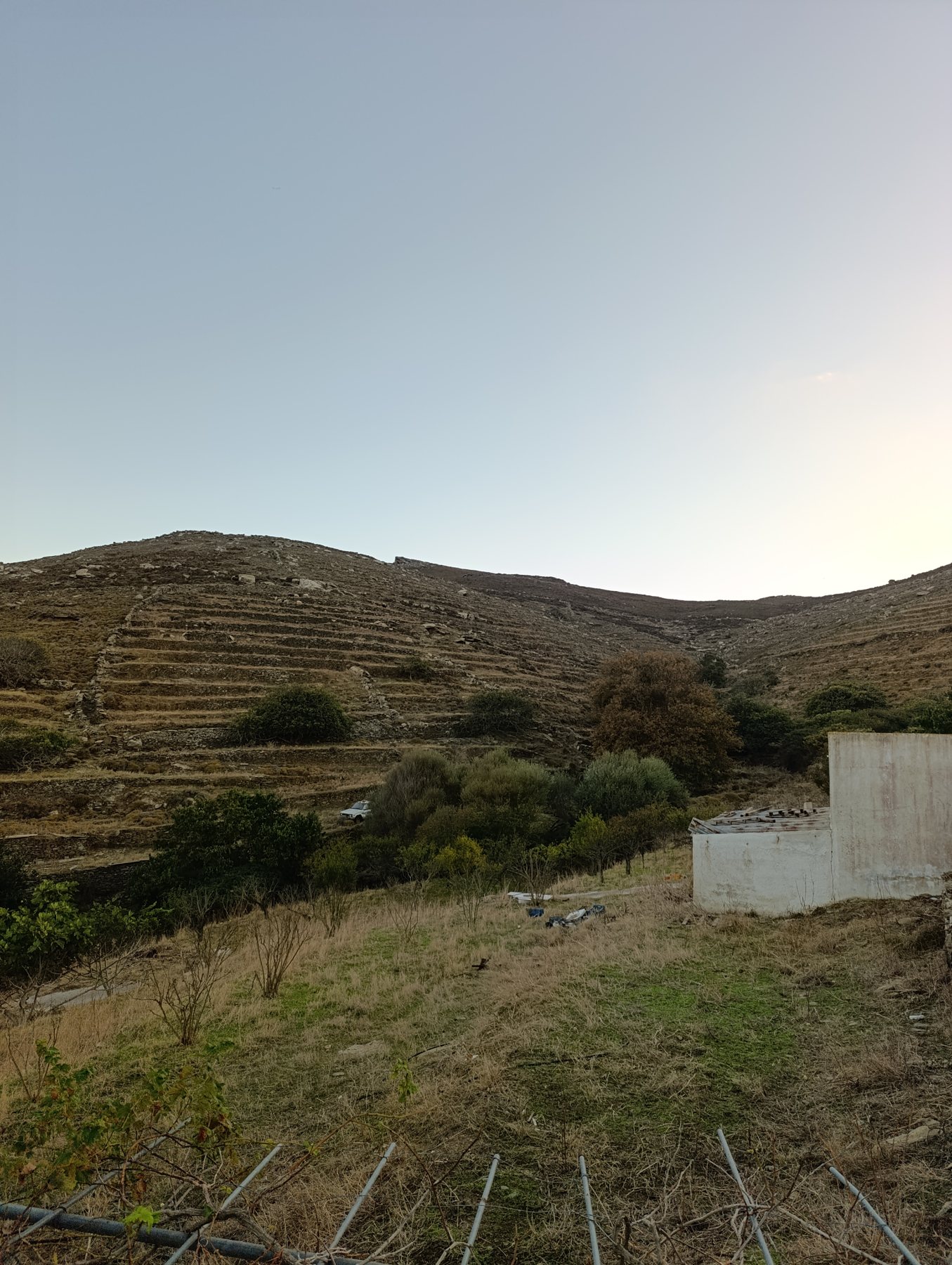Αναβαθμίδες στην πλαγιά πάνω από τον Κόρης Πύργο