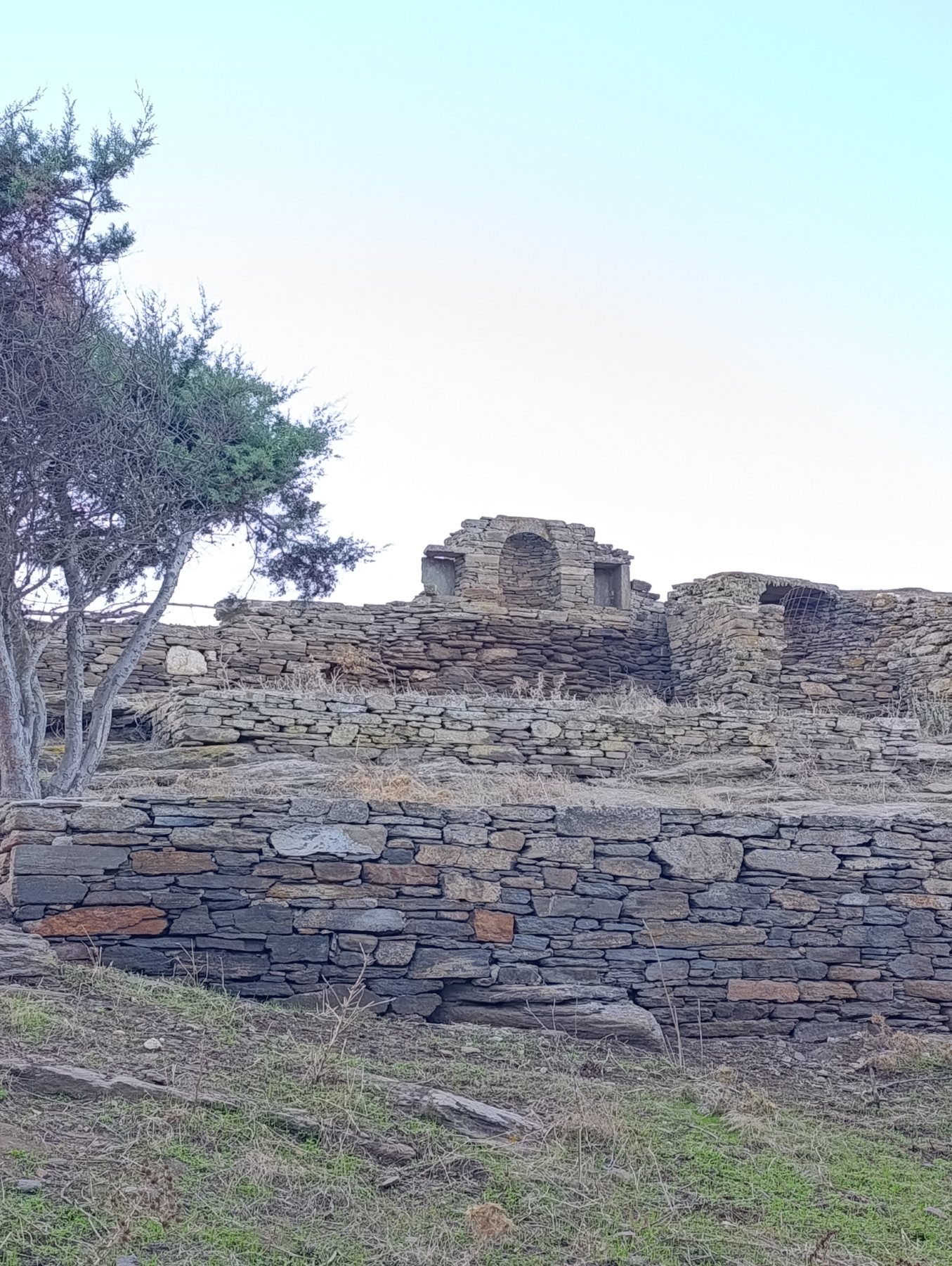 Τα ερείπια του παλιού μοναστηριού του Κόρης Πύργου: η ημικυκλική αψίδα του ιερού με τις δύο θυρίδες