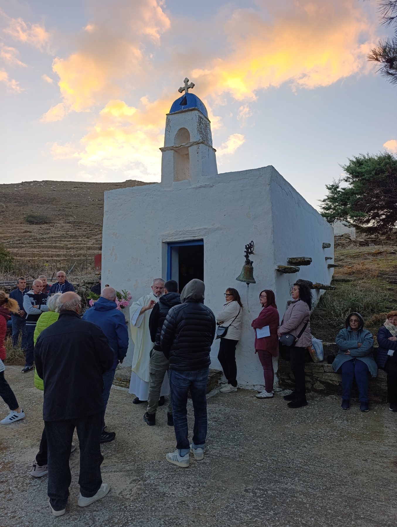 Θεία Κοινωνία στην αυλή του Αγίου Φραγκίσκου στον Κόρης Πύργο: ο π. Μάριος Φώσκολος κοινωνεί τους πιστούς στο ηλιοβασίλεμα
