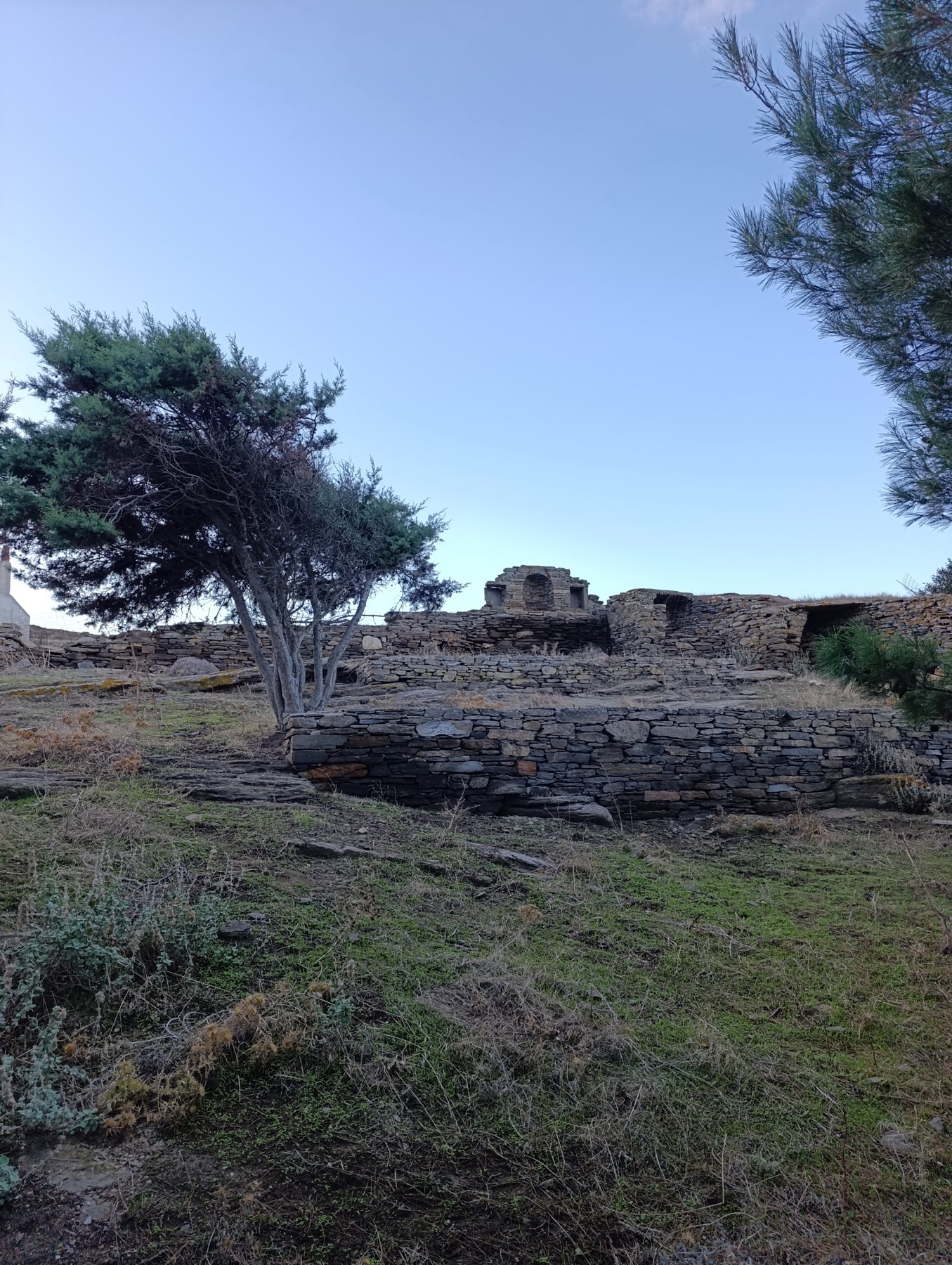 Ξερολιθιές και κυπαρισσοειδή κωνοφόρα γύρω από τον Κόρης Πύργο