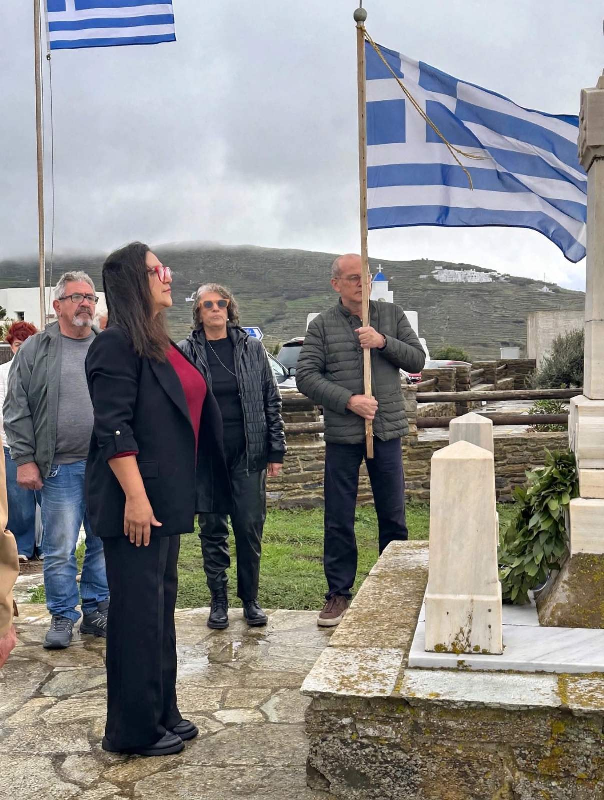 Η Πρόεδρος Πέπη Βιδάλη και δημότες σε στάση προσοχής δίπλα στη σημαία στο Ηρώον στον Τριπόταμο