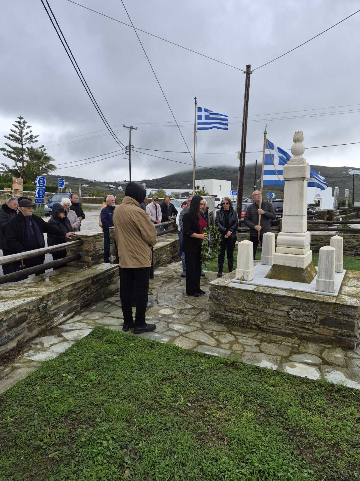 Η Πρόεδρος της Δημοτικής Κοινότητας Κτικάδου Πέπη Βιδάλη με το στεφάνι μπροστά στο Ηρώον στον Τριπόταμο