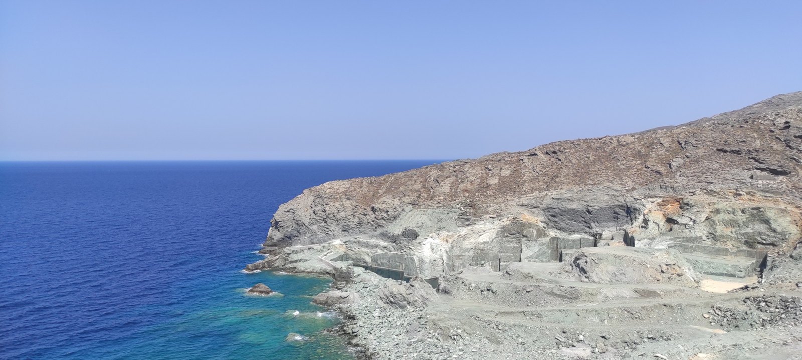 Λατομείο πράσινου μαρμάρου στη βόρεια ακτή της Τήνου, πάνω από τη θάλασσα