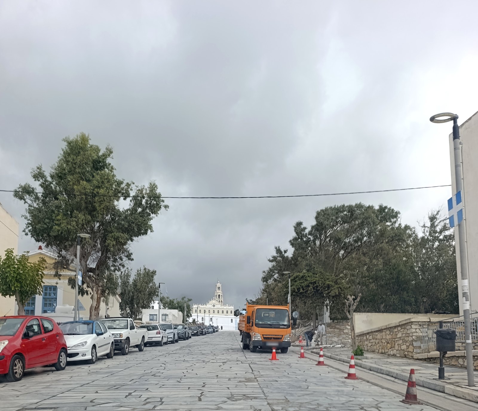 Το φορτηγάκι του συνεργείου στη Λεωφόρο Μεγαλόχαρης, με τη Μεγαλόχαρη στο βάθος