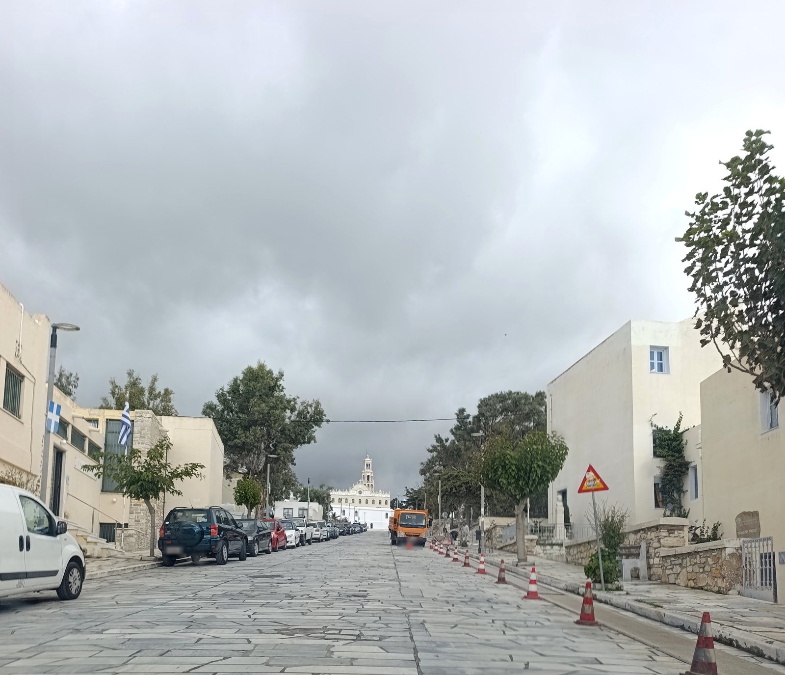 Η Λεωφόρος Μεγαλόχαρης με τη Μεγαλόχαρη στο βάθος