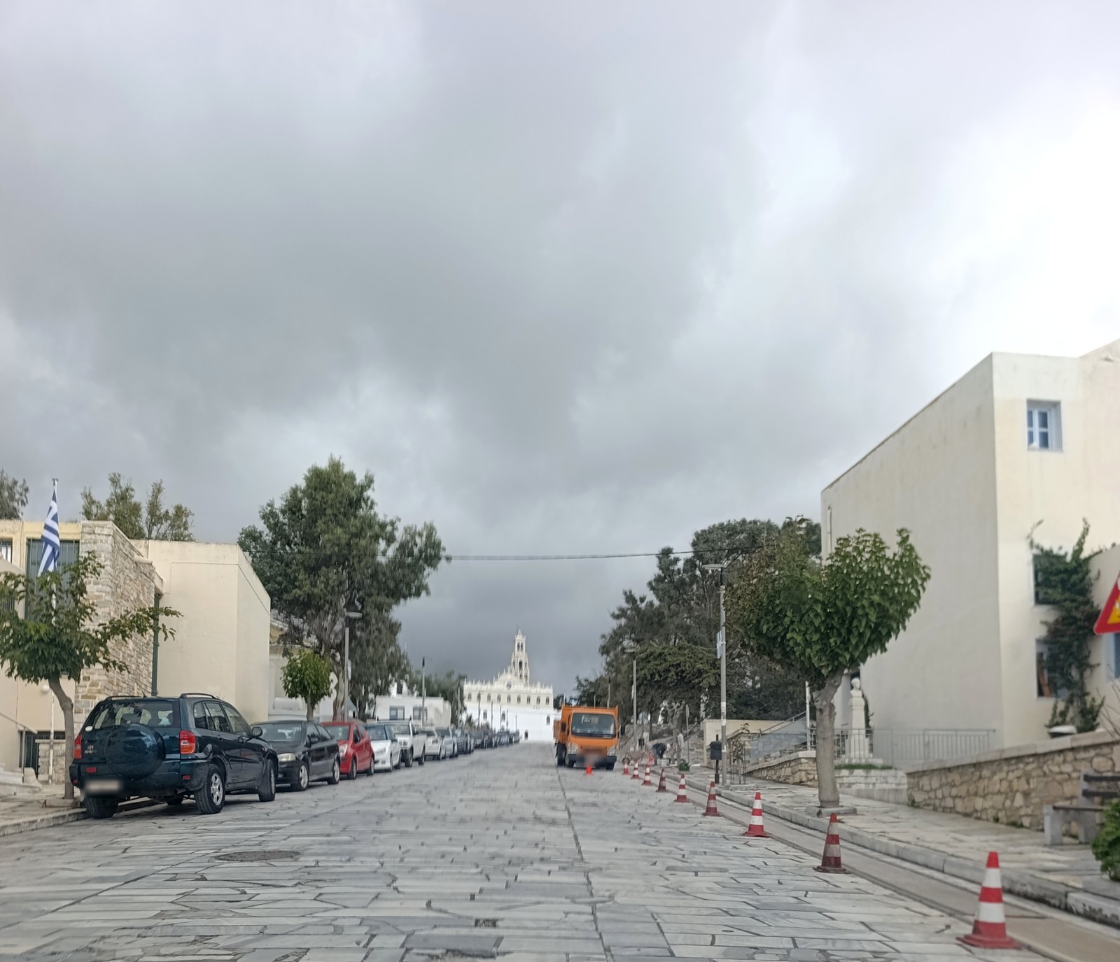 Η μαρμαρόστρωτη Λεωφόρος Μεγαλόχαρης με το συνεργείο πιο πάνω