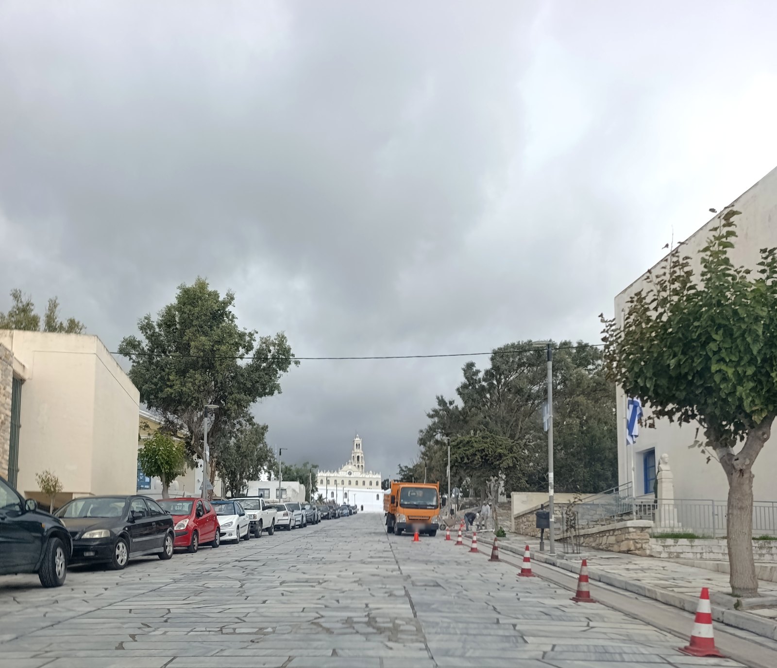 Το συνεργείο και το φορτηγάκι στη Λεωφόρο Μεγαλόχαρης