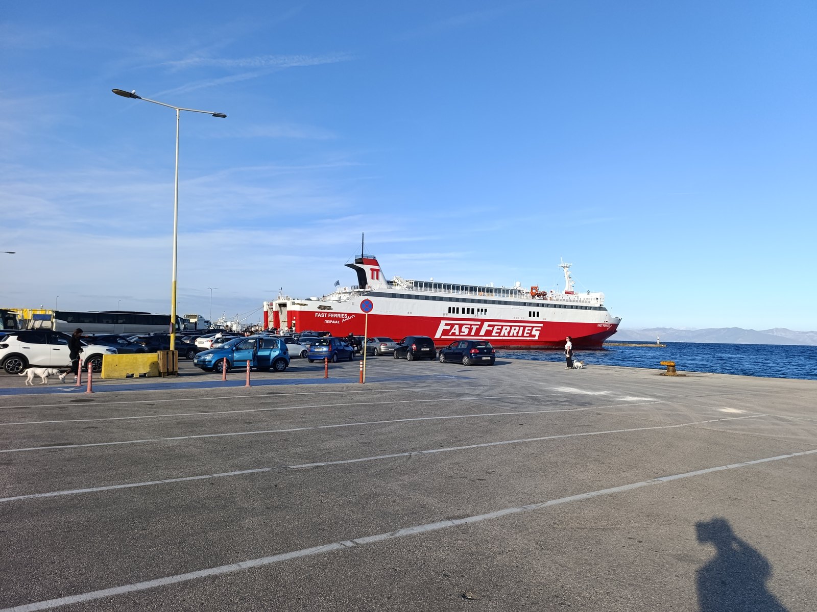 Αυτοκίνητα περιμένουν να επιβιβαστούν στο «Φαστ Φέρρις Άνδρος» στη Ραφήνα, 24 Οκτωβρίου 2026