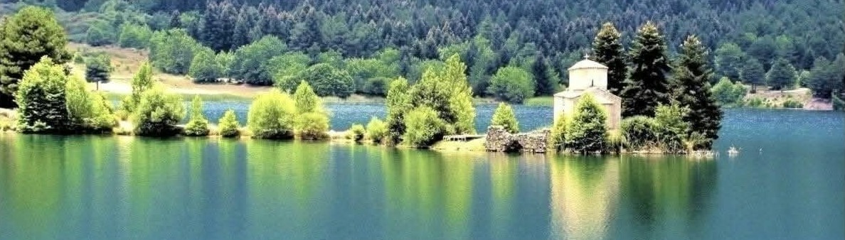 Η λίμνη Δόξα στην ορεινή Κορινθία με το εκκλησάκι του Αγίου Φανουρίου