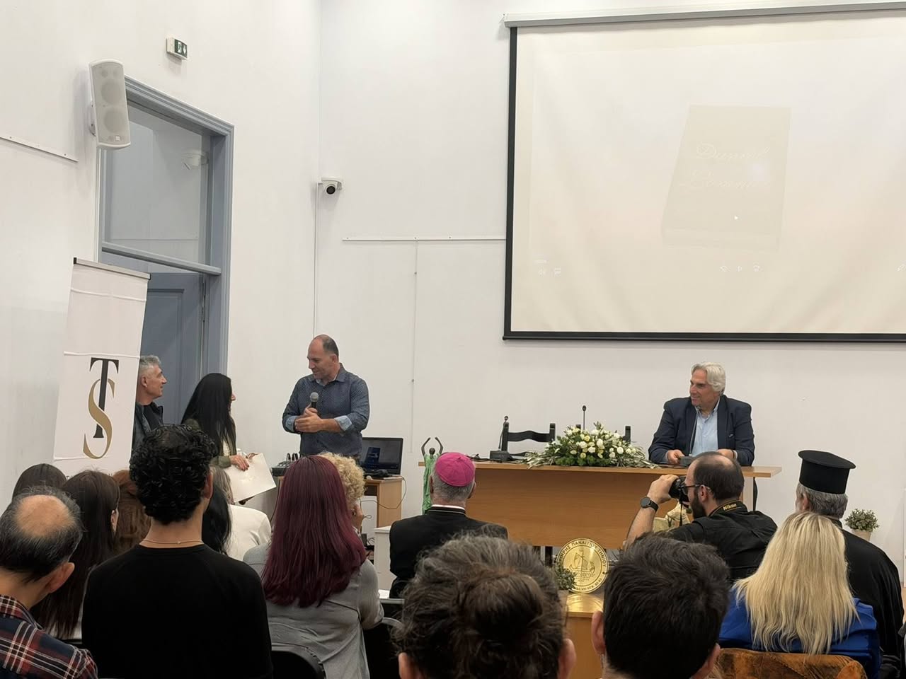 Στιγμιότυπο από τις εκδηλώσεις των 8ων Χορευτικών Αμφικτυονιών στην Τήνο