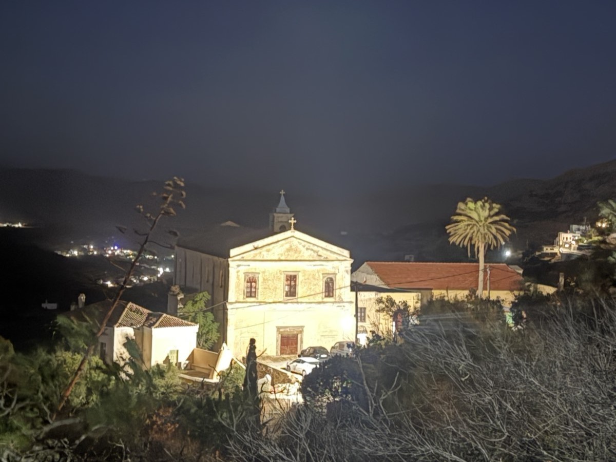 Το συγκρότημα των Ιησουιτών στα Λουτρά Τήνου φωτισμένο τη νύχτα