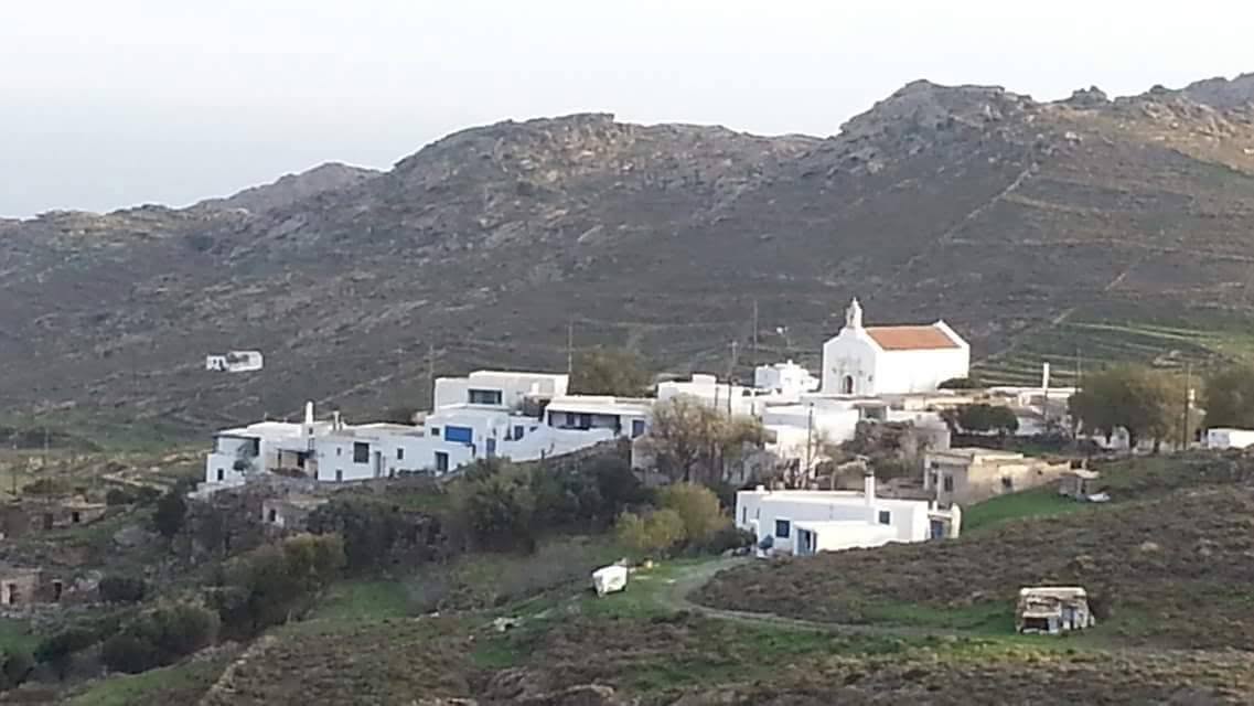 Ο Μαρλάς, το χωριό των λατομείων στη βόρεια Τήνο, με την εκκλησία και τα άσπρα σπίτια στην πλαγιά
