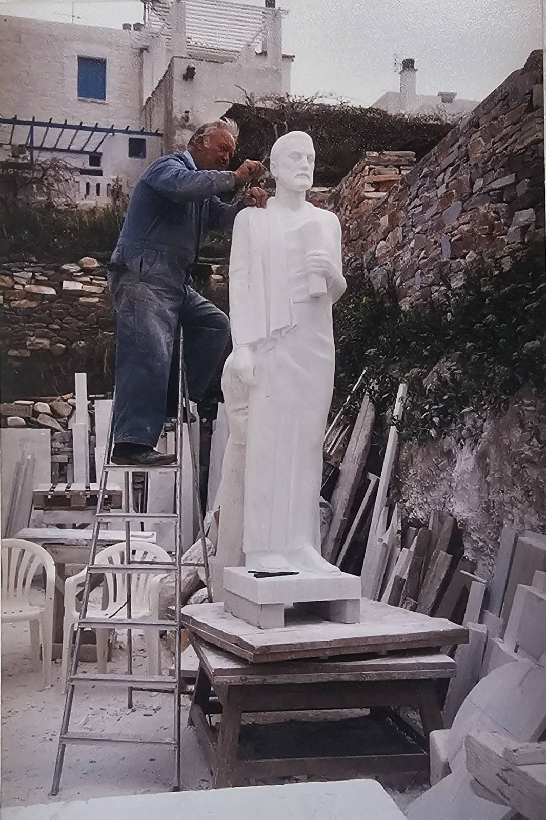 Καλλιτέχνης του μαρμάρου σκαλίζει άγαλμα από μάρμαρο σε εργαστήριο της Τήνου