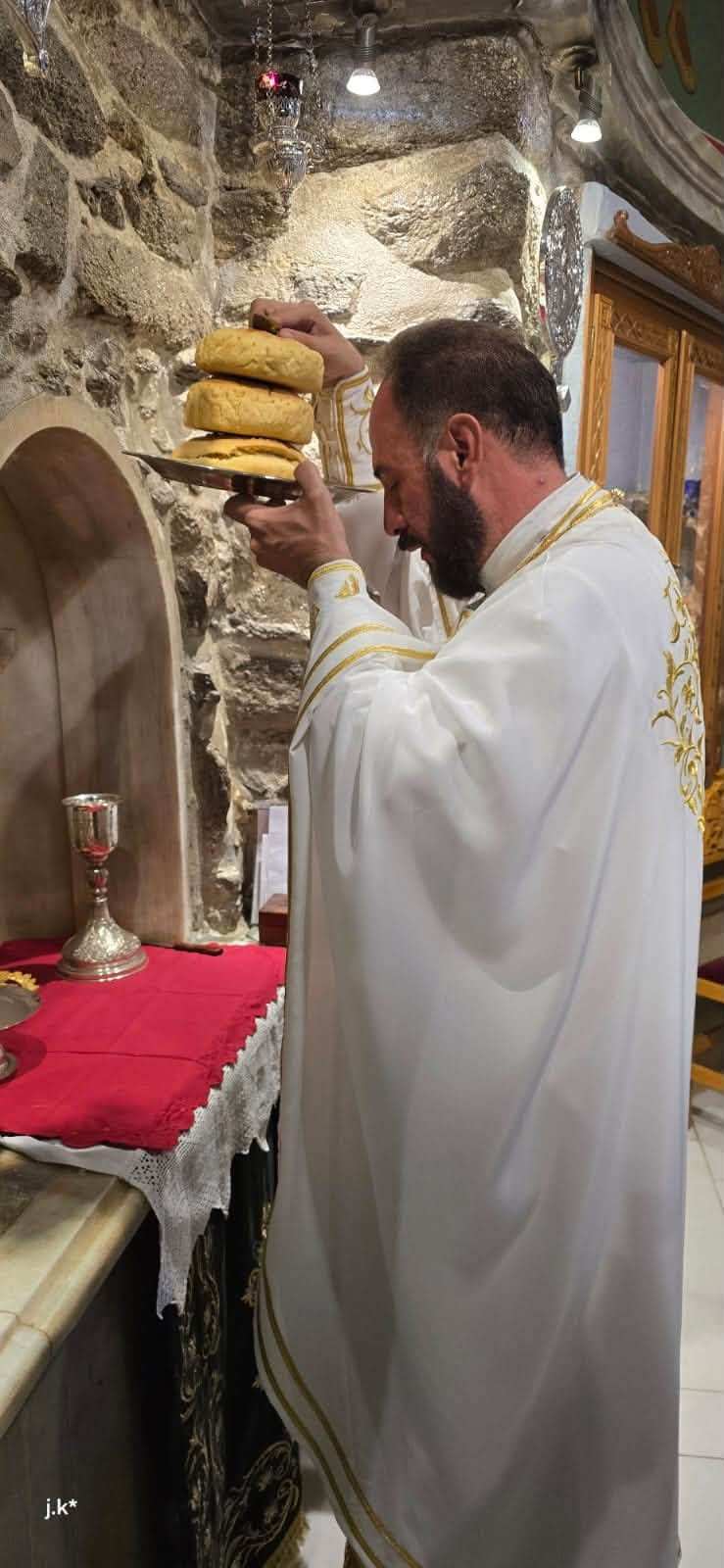 Ιερέας υψώνει την προσφορά στη Μεγάλη Παναγιά Μυκόνου
