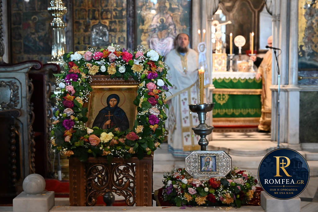 Στολισμένη εικόνα μπροστά στο τέμπλο της Μεγαλόχαρης
