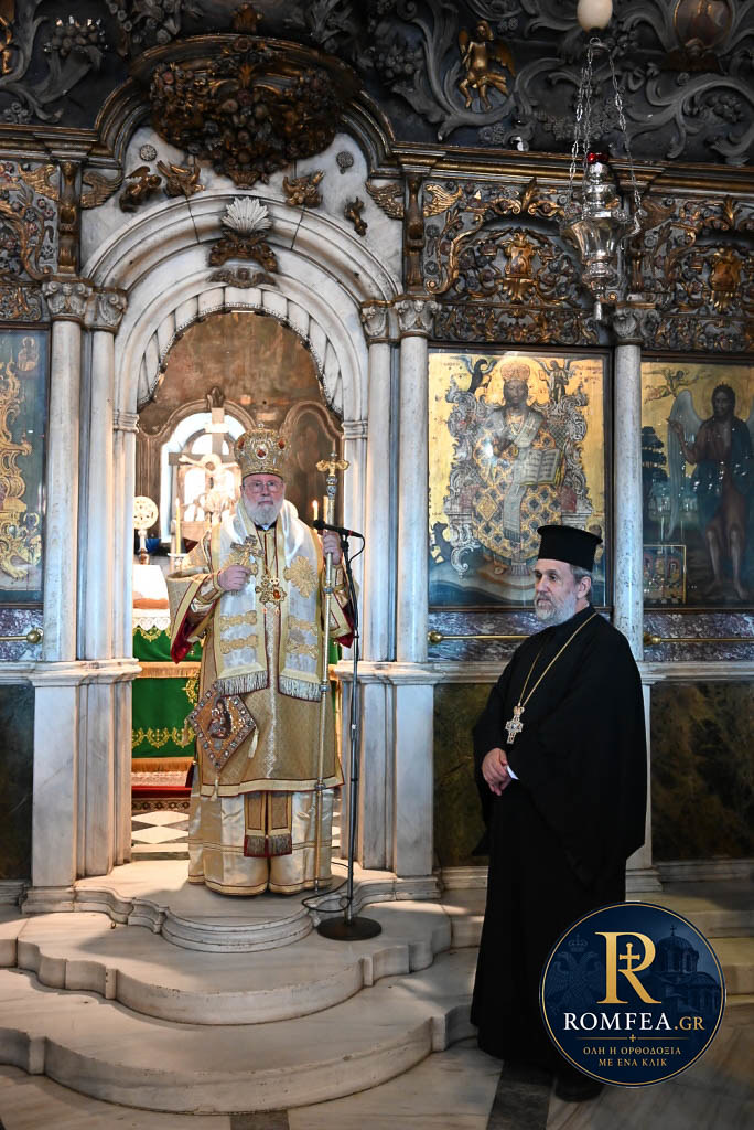 Ο Μητροπολίτης Αχαΐας με κληρικούς στο τέλος της Λειτουργίας