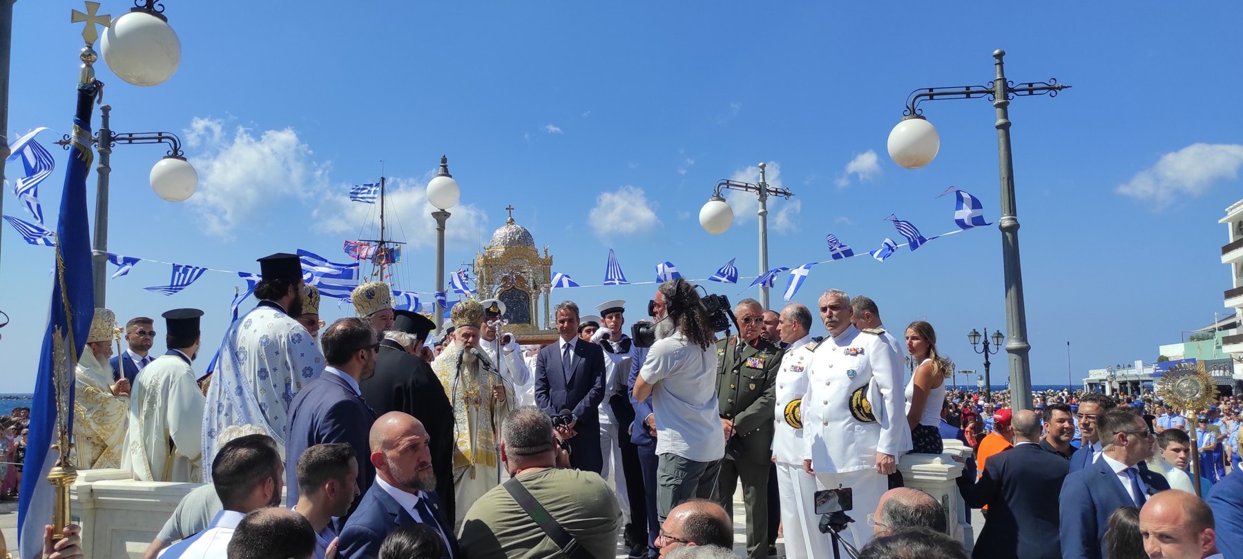 Η Ιερά Εικόνα της Μεγαλόχαρης έξω από τον Ναό