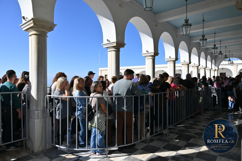 Προσκυνητές στον Πανίερο Ναό της Ευαγγελιστρίας Τήνου
