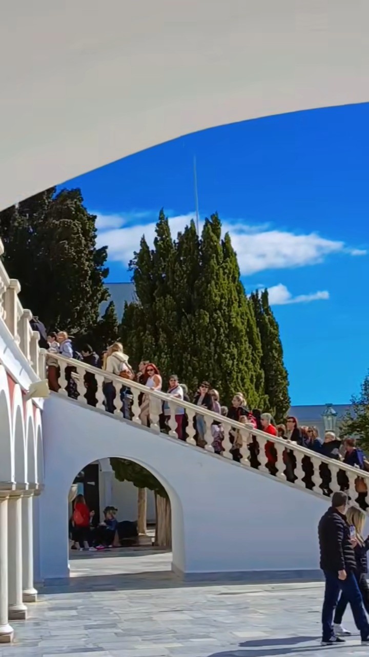 Η σκάλα του Ναού μέσα από τις καμάρες της αυλής