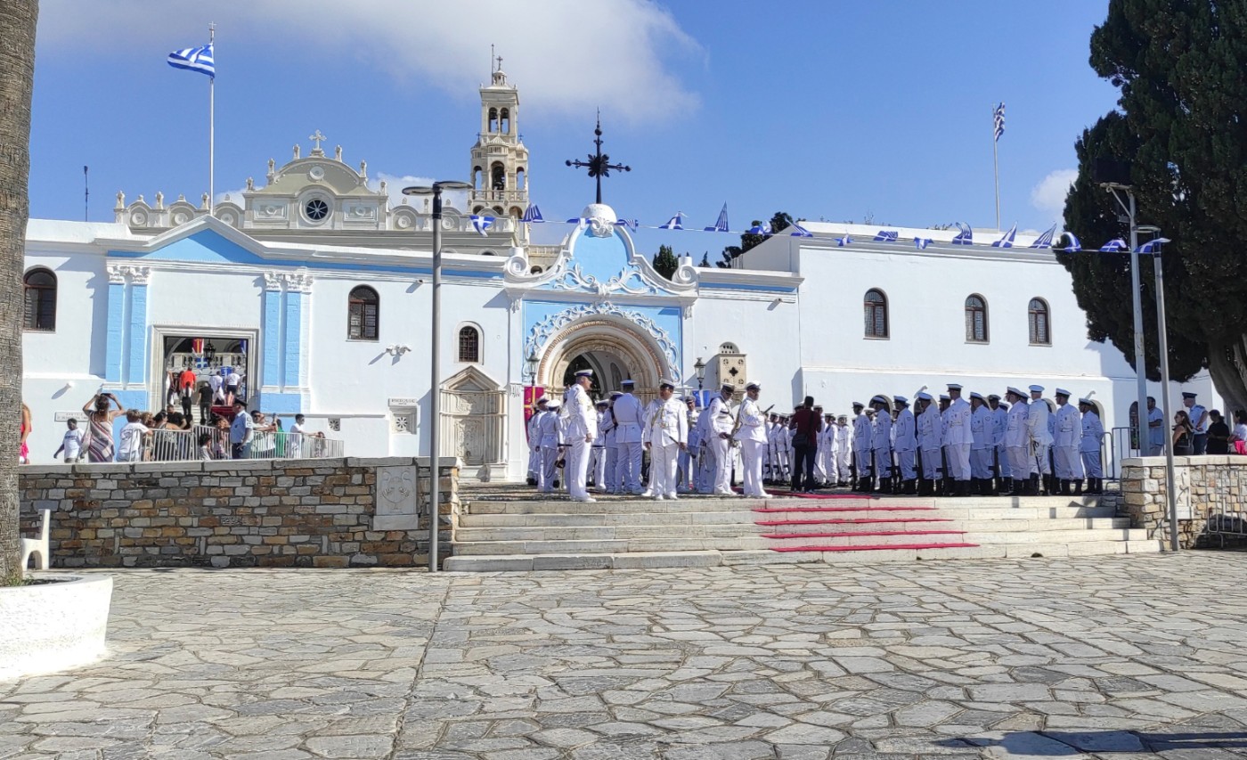 Ο Ναός της Μεγαλόχαρης και ο περίβολος, στην Τήνο
