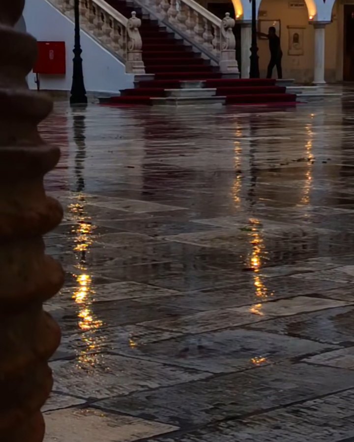 Το κόκκινο χαλί στη σκάλα της Ευαγγελίστριας και το βρεγμένο μάρμαρο της αυλής