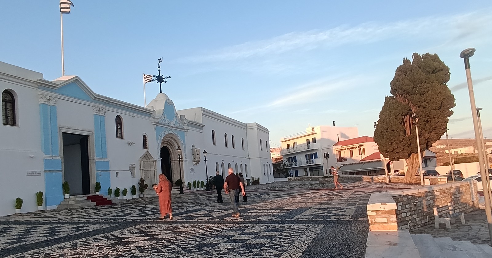 Η πρόσοψη του Πανίερου Ναού της Ευαγγελιστρίας στην Τήνο, το απόγευμα
