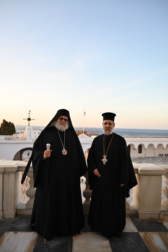 Ο Μητροπολίτης Ταμασού και Ορεινής Ησαΐας (αριστερά) με τον Αρχιερατικό Επίτροπο Ιεράς Νήσου Τήνου π. Γεώργιο Φανερό