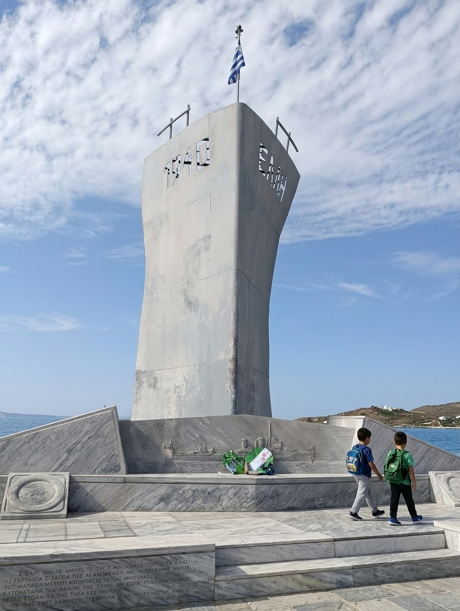 Τα στεφάνια των νηπίων στο μνημείο της Έλλης στο λιμάνι της Τήνου