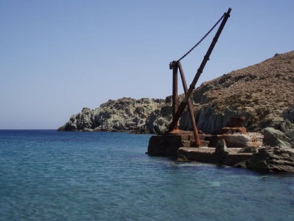 Η παλιά σιδερένια μπίγα που φόρτωνε τα μάρμαρα της Τήνου στα καΐκια