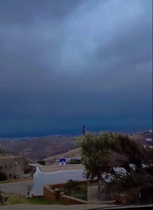 Σκοτεινά σύννεφα μπουρινιού πάνω από τη θάλασσα και την Τήνο