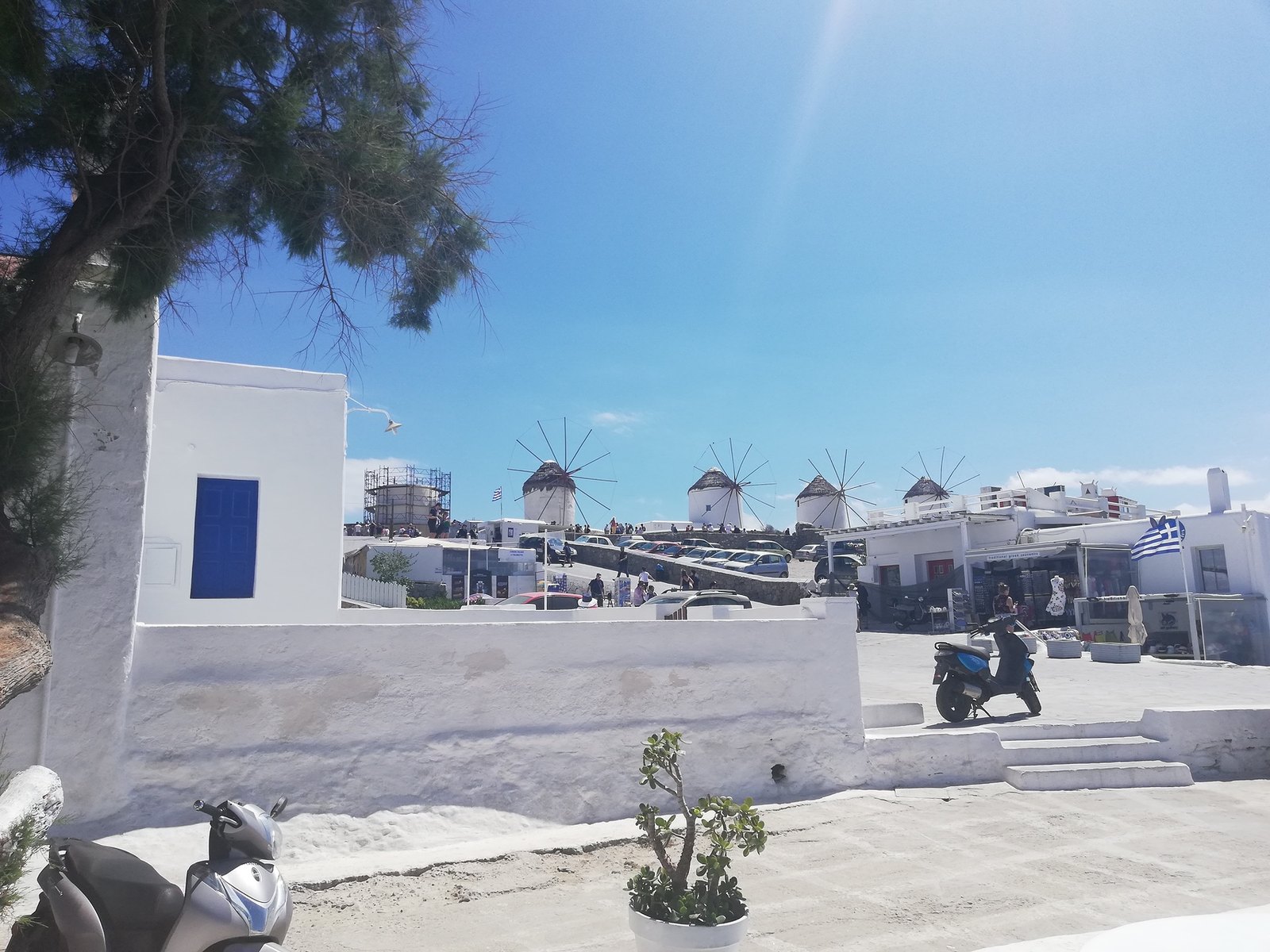 Οι ανεμόμυλοι πάνω από την Αλευκάνδρα στη Μύκονο
