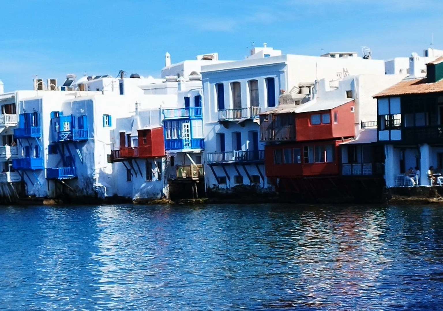 Η Μικρή Βενετία της Μυκόνου, με τα σπίτια πάνω στο κύμα