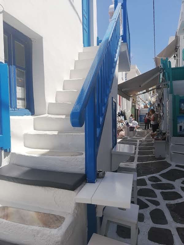 Σοκάκι της Μυκόνου με γαλάζιες σκάλες